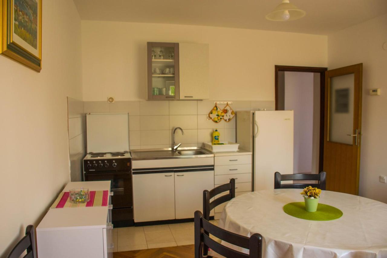 Apartments White & Green In Malinska Exterior photo
