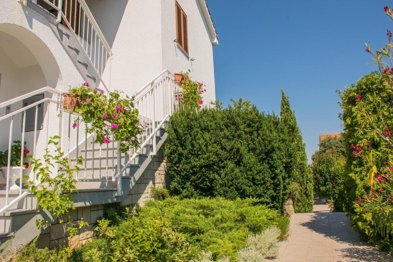 Apartments White & Green In Malinska Exterior photo