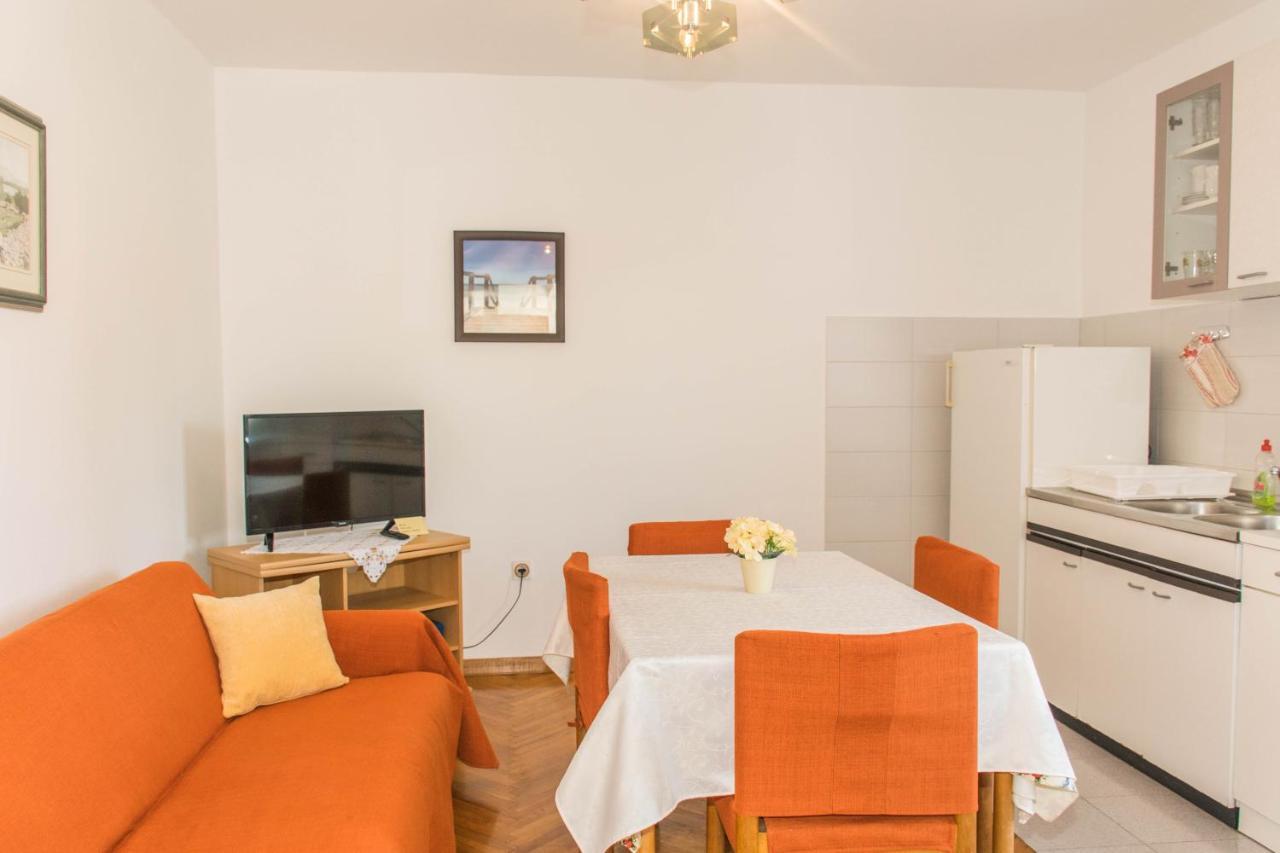 Apartments White & Green In Malinska Exterior photo